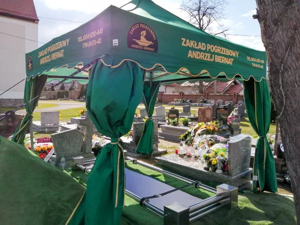 Przygotowanie miejsca pochówku — baldachim i wyścielony grób — zdjęcie 1