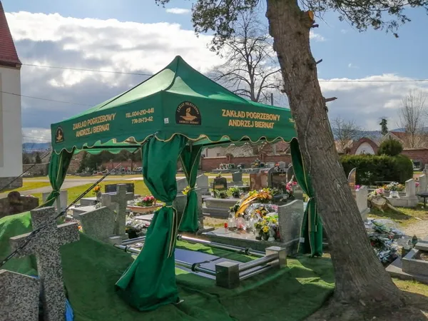 Przygotowanie miejsca pochówku — baldachim i wyścielony grób — zdjęcie 2