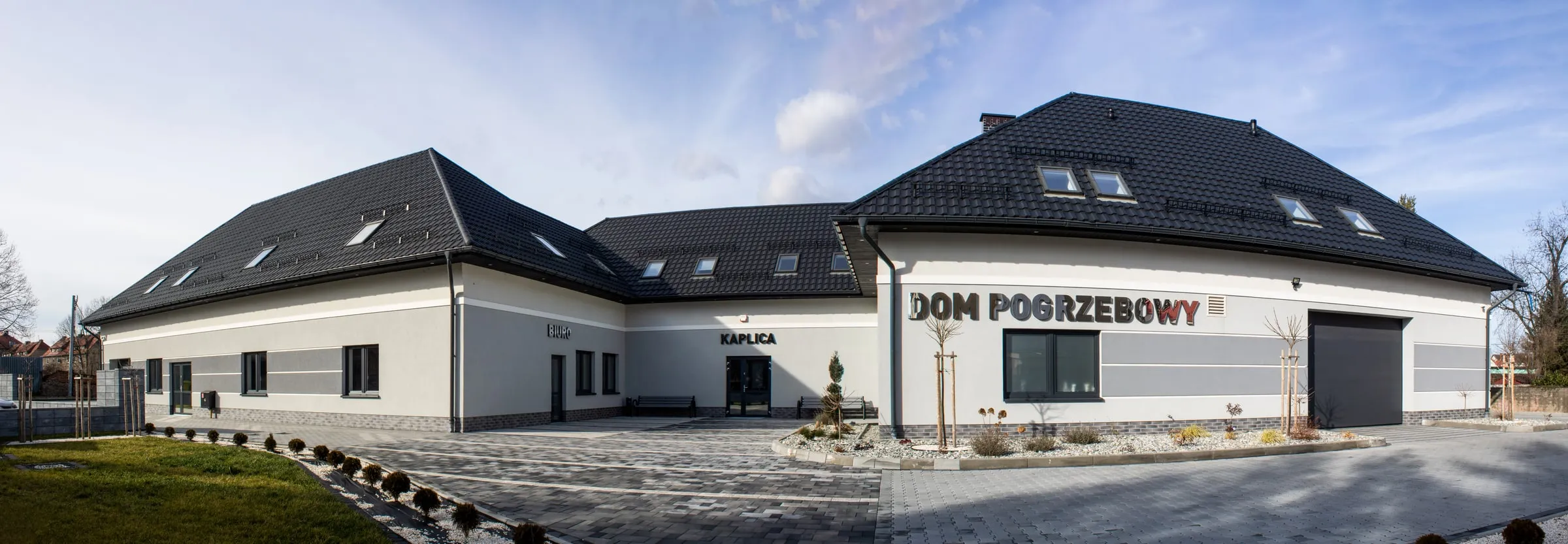 Dom Pogrzebowy Biernat w Paczkowie — widok budynku od strony parkingu